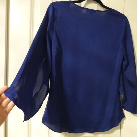 LE CHATEAU blue violet satin v-neck flutter sleeve top - Picture 9 of 10
